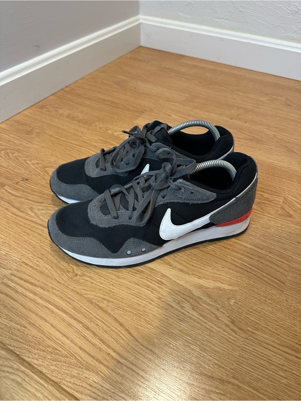 Nike Men’s Black, Gray & White Low-Top Running Sneakers with Red Heel Accent